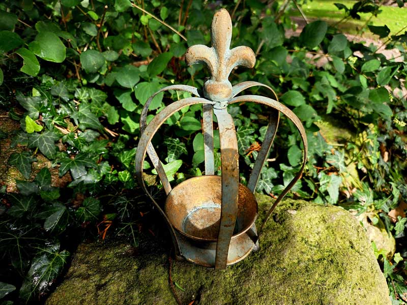 Antik  Pflanzkrone "Fleur de lis" 24cm Gartenkrone Kupferpatina