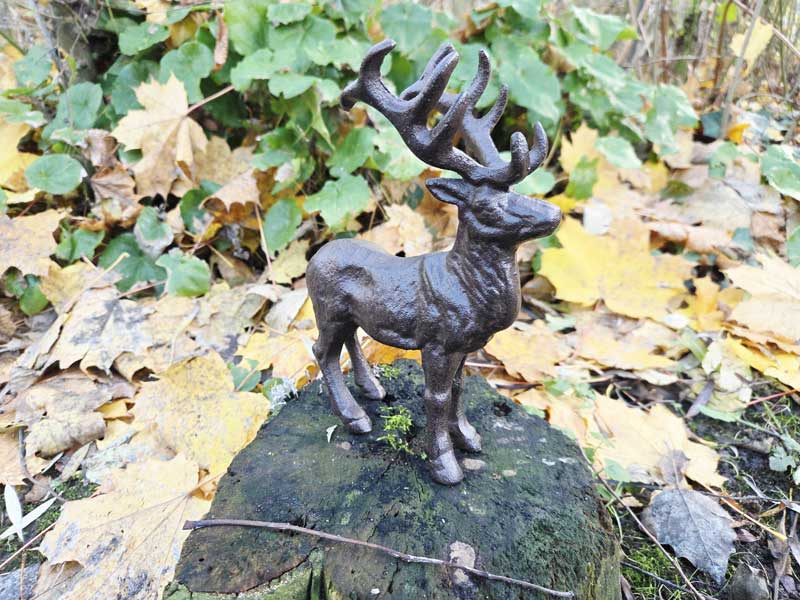 Große winterliche Figur "Stehender Hirsch" Modell A Gusseisen