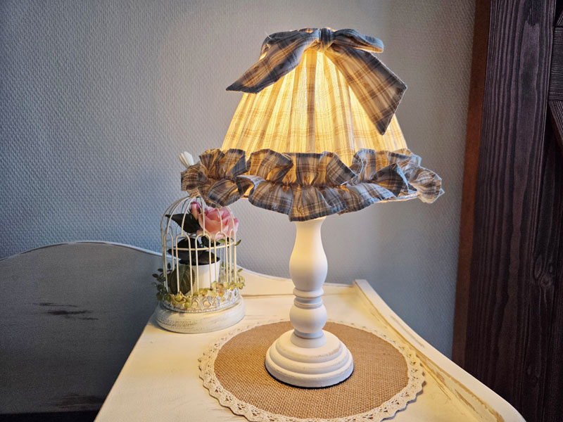 Weiße Shabby Chic Tischlampe "Herzchen" mit Rüschen & Schleifchen 46cm hoch