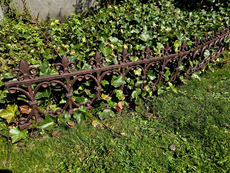 Großer Antik Beetzaun "Lilie" Gusseisen 81x24cm