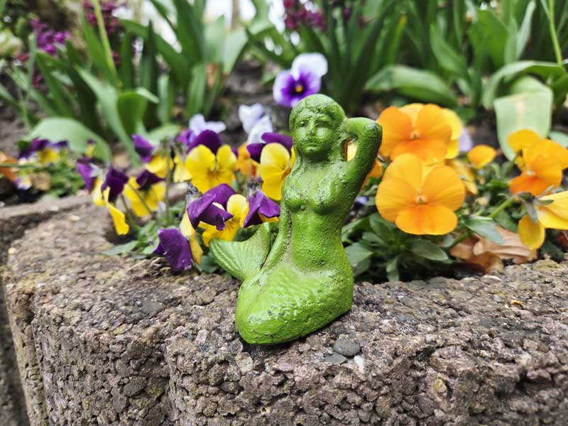 Kleine gusseiserne Figur "Sitzende Meerjungfrau" grün