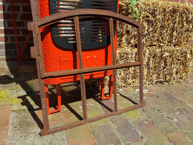 Eisenfenster Klappe Gartenmauer