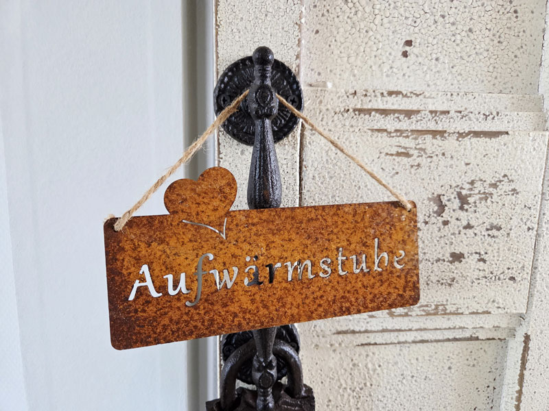 Edelrost Hängeschild mit Herzchen "Aufwärmstube" 19x10cm