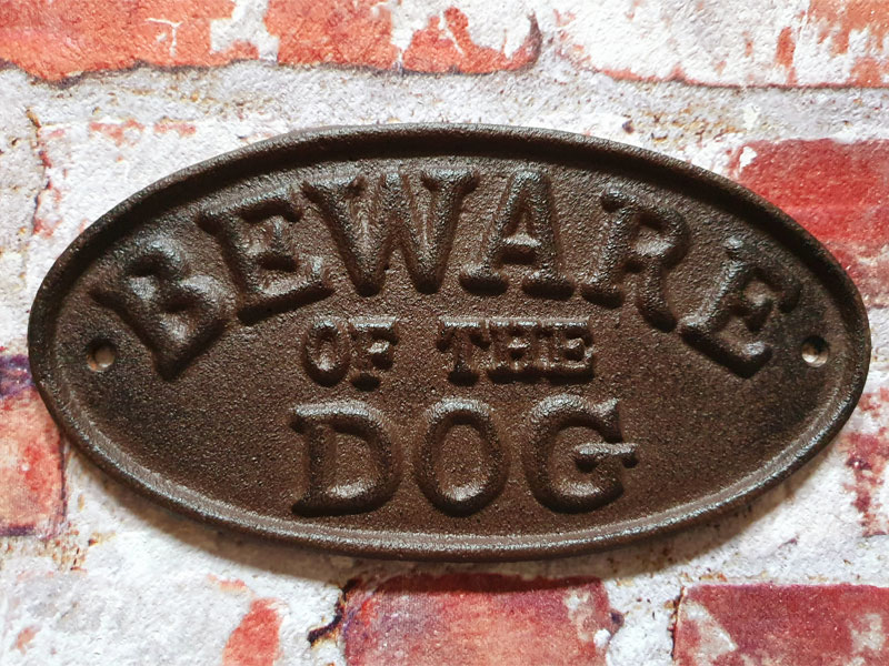 Großes, antik wirkendes Schild "Beware of the Dog" Gusseisen