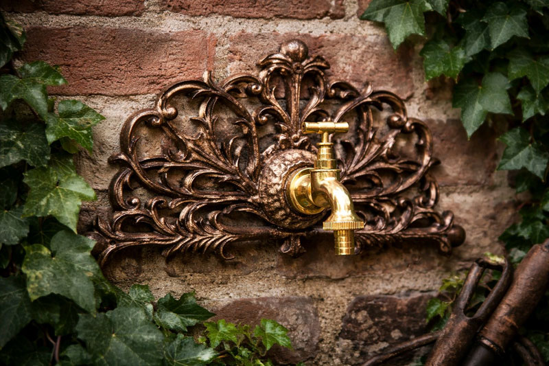 Nostalgische, gusseiserne Wandplatte 37x20cm mit Wasserhahn (Messing)