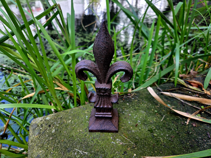 Nostalgische Lilie Deko Figur "Fleur de lis" 19cm Gusseisen
