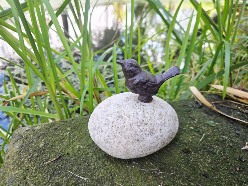 Tierfigur auf Stein - Vogel