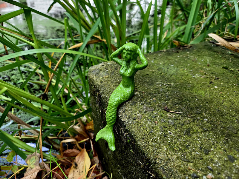 Kleine gusseiserne Figur "Meerjungfrau" Kantenhocker grün