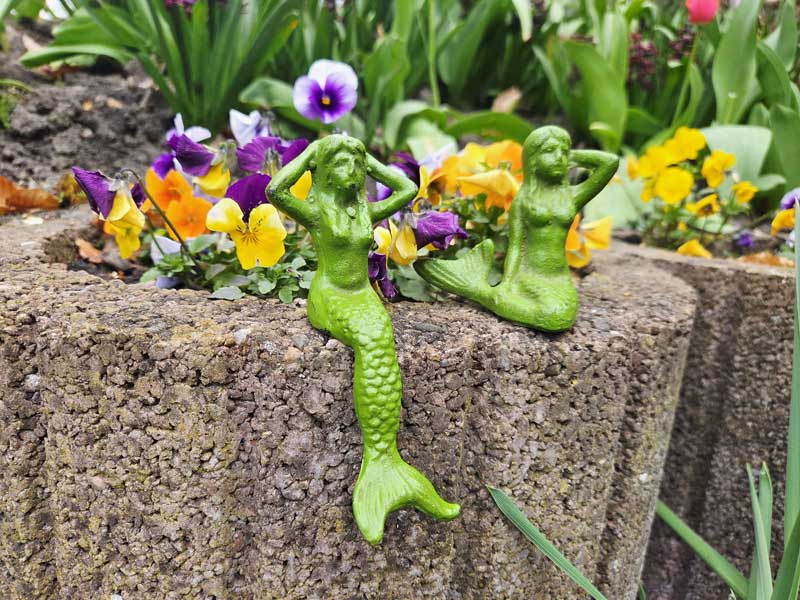 2er Set kleine gusseiserne Figuren "Meerjungfrauen" grün Kantenhocker