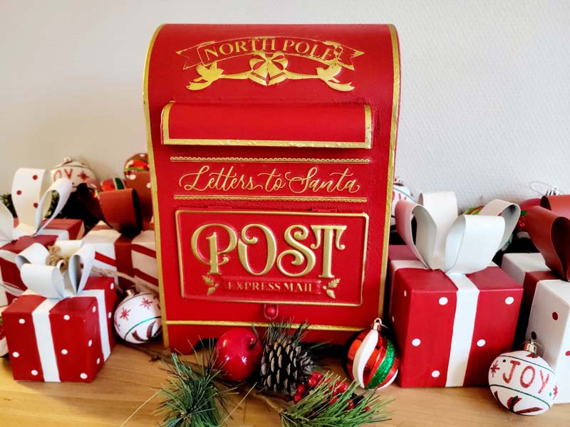 Großer Weihnachts-Briefkasten rot-gold "Letters to Santa" freistehend aus Metall